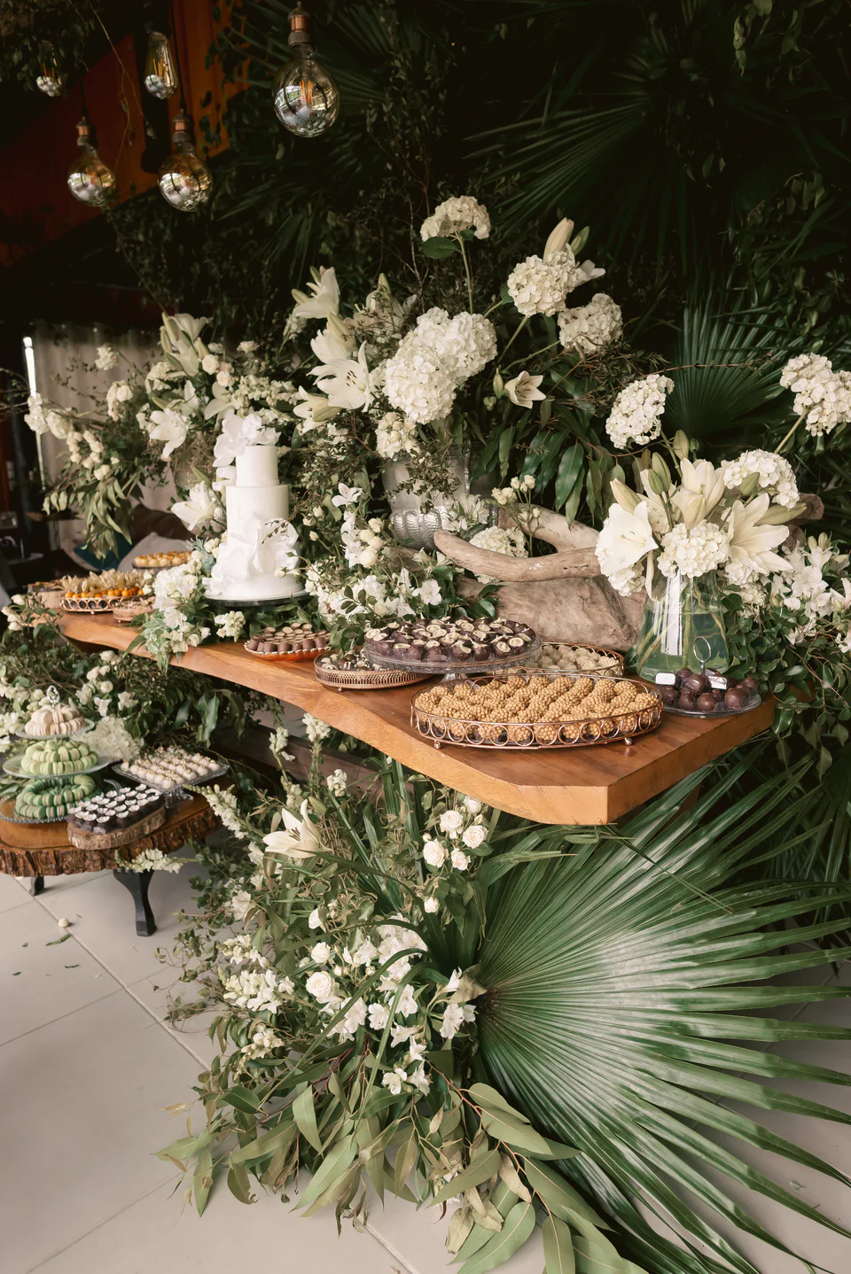 Flores e doces na decoração da celebração
